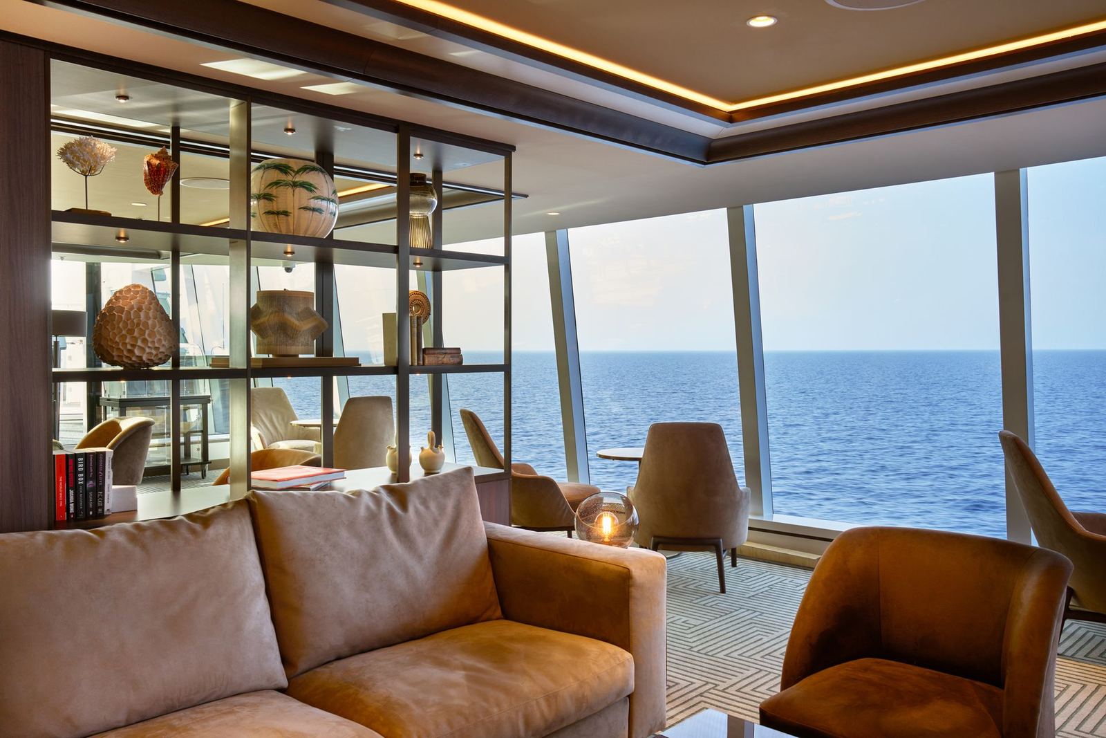 Лаунж-бар на борту Explora I