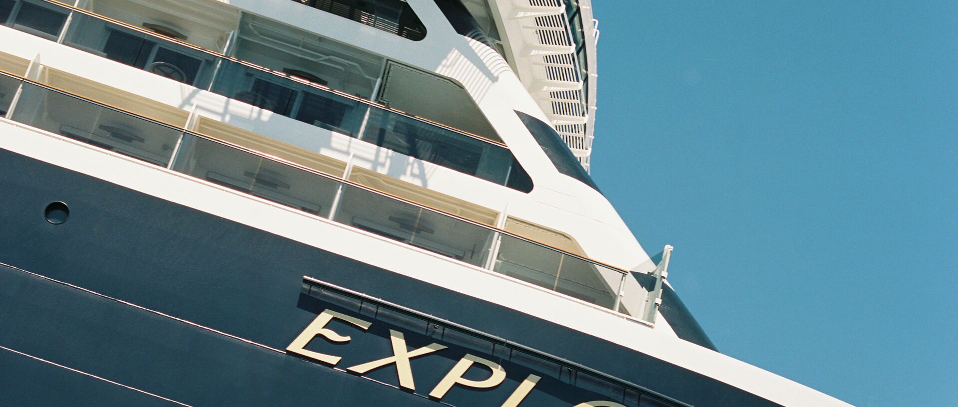 Explora Journeys на закате в море