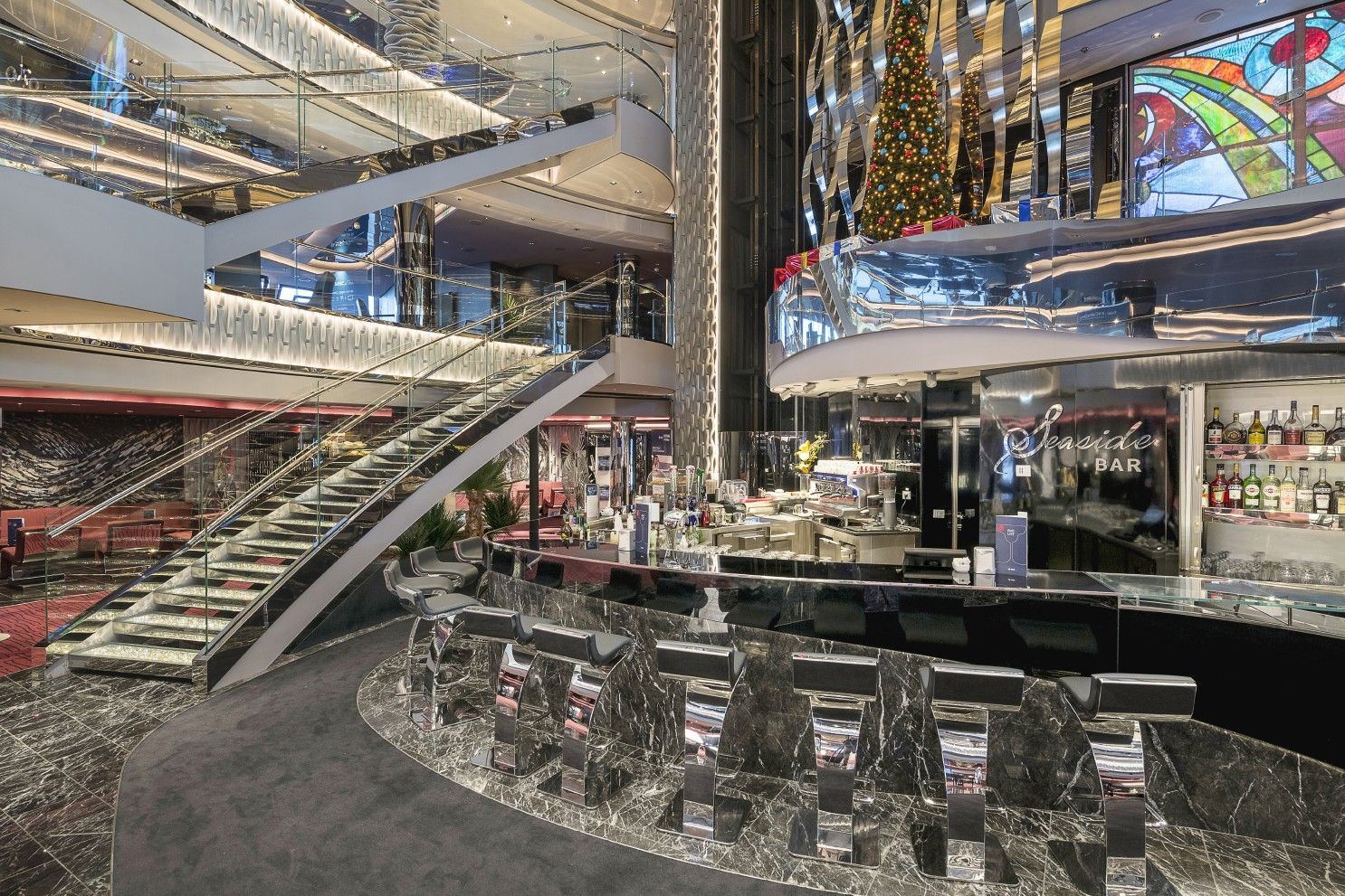 Общественная зона на борту MSC Seaside