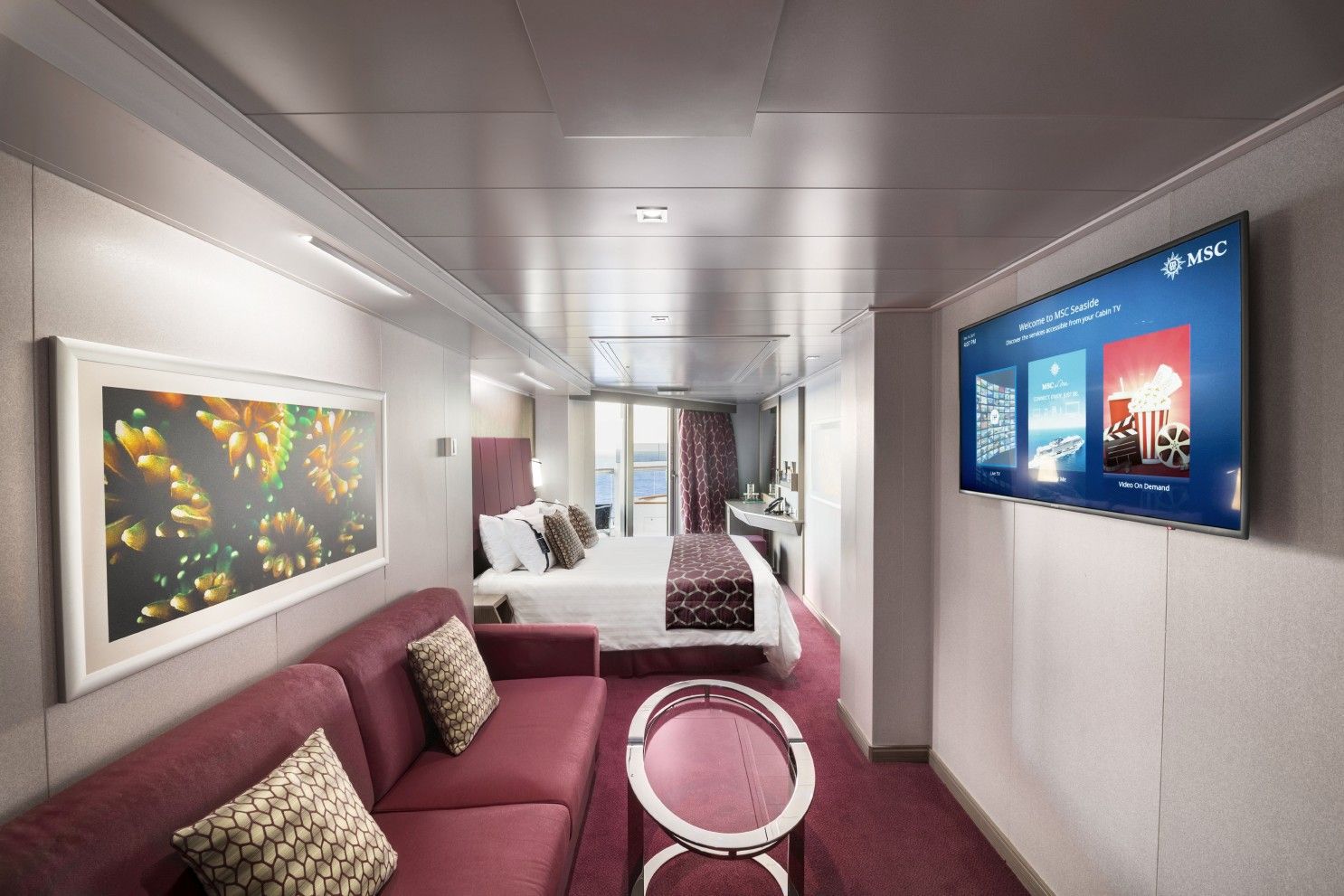 Каюта MSC Seaside с диваном, кроватью и телевизором
