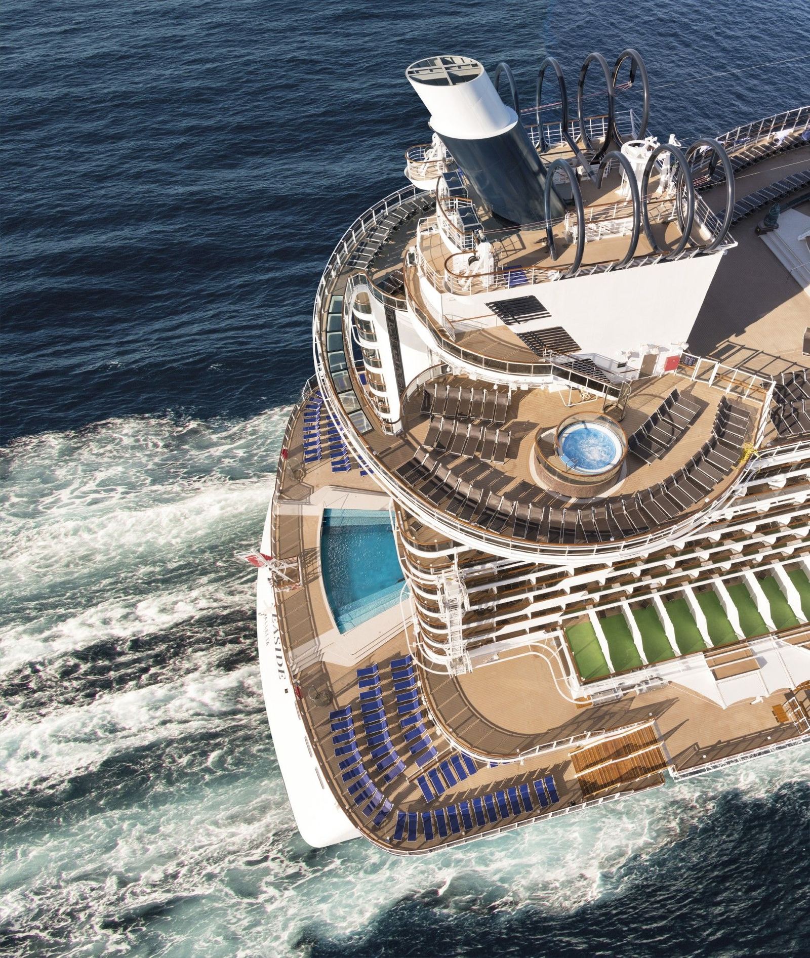 Кормовые палубы лайнера MSC Seaside с высоты