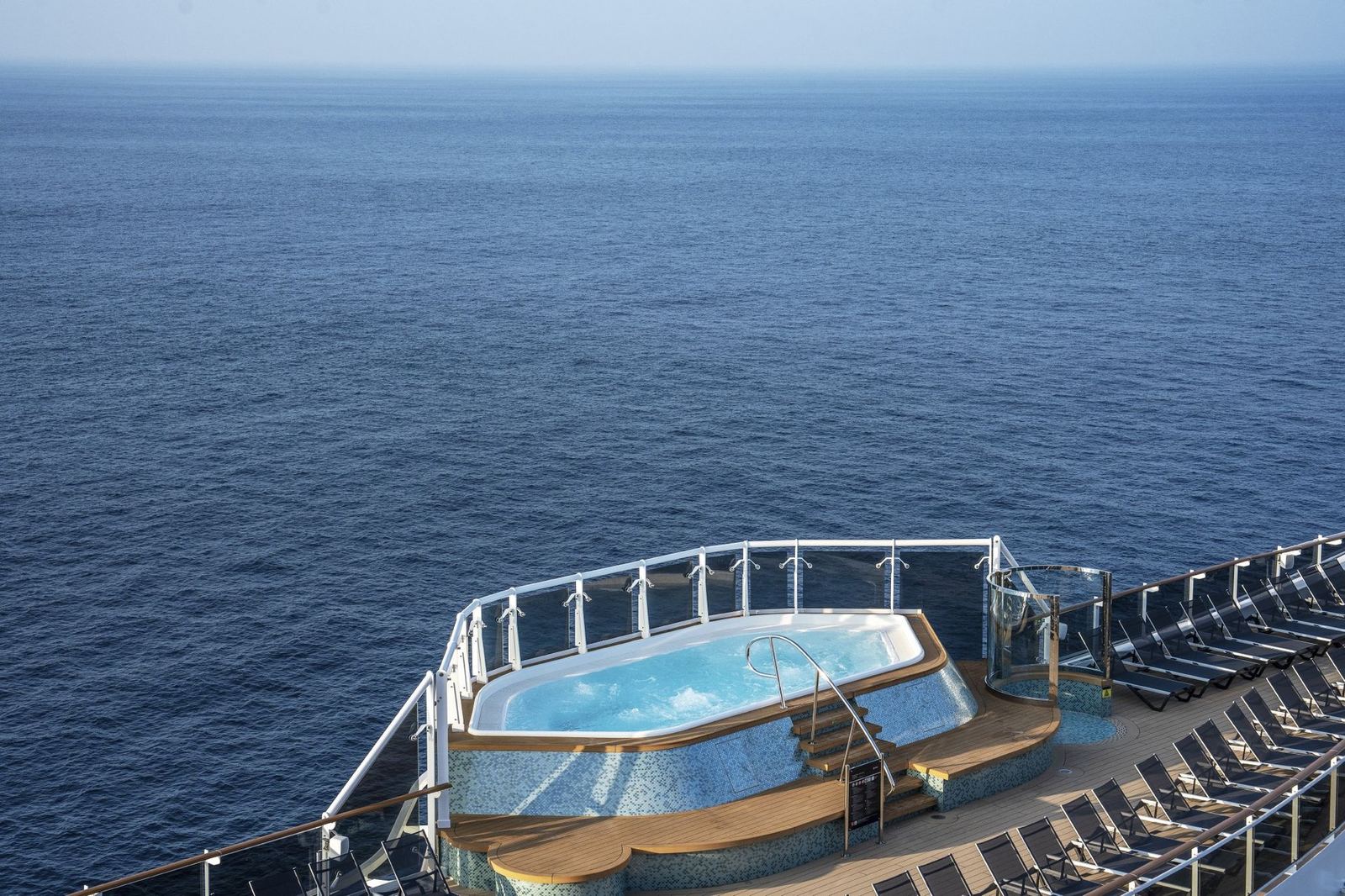 Морской круиз: джакузи на палубе лайнера MSC World Europa