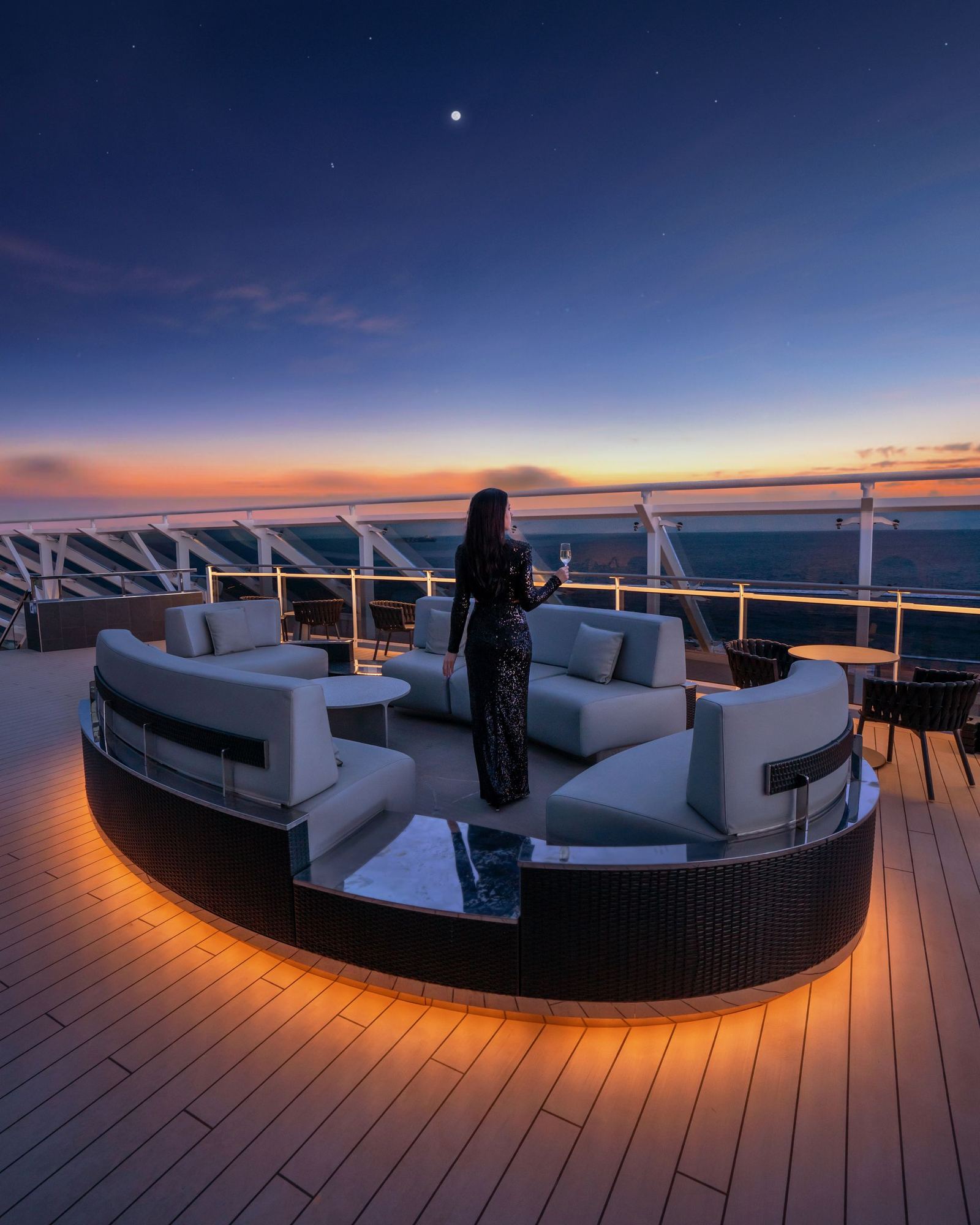 Лаунж-зона MSC Yacht Club со стеклянной лестницей и видом на море