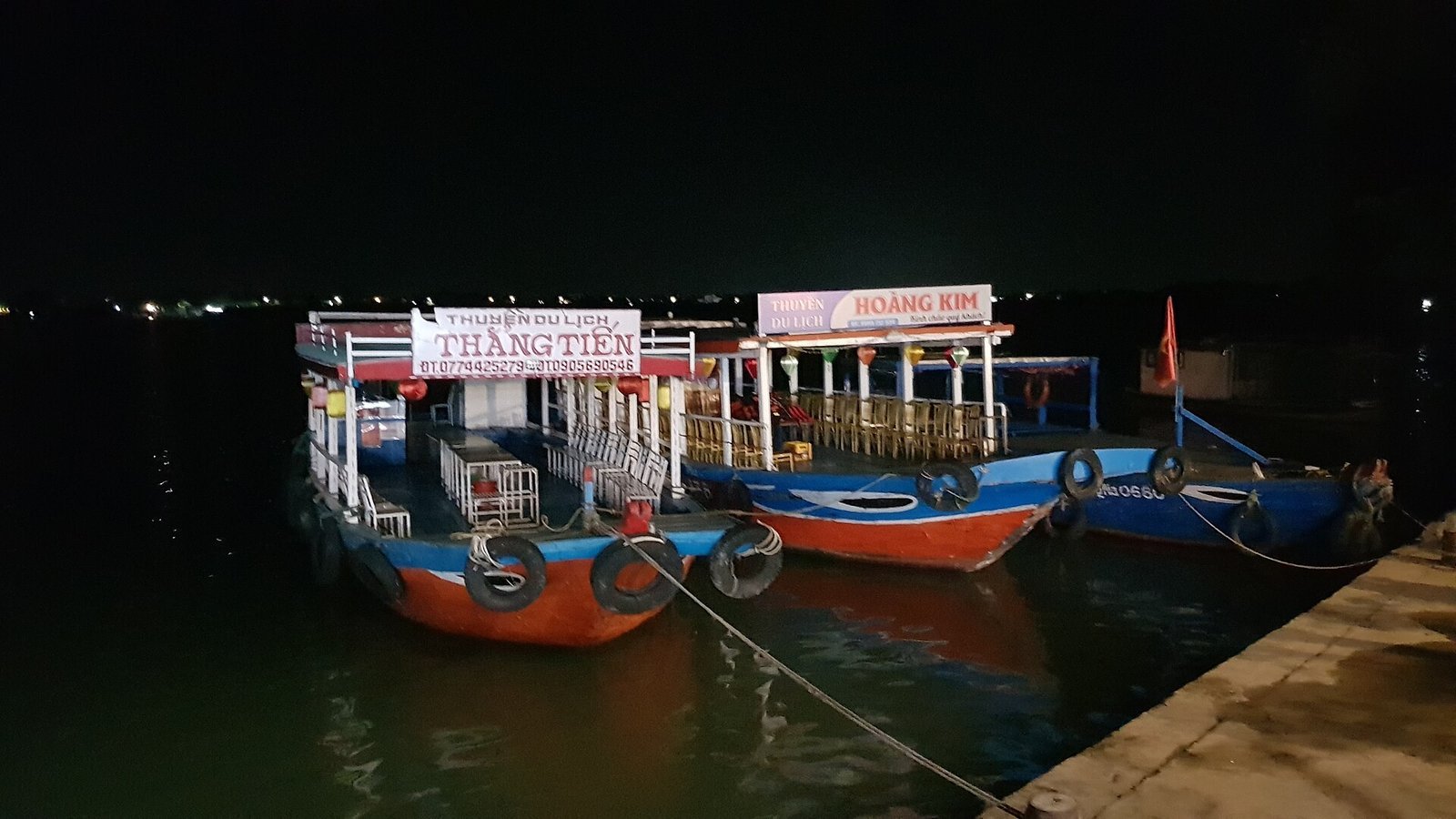 Лодки в порту Хойана ночью