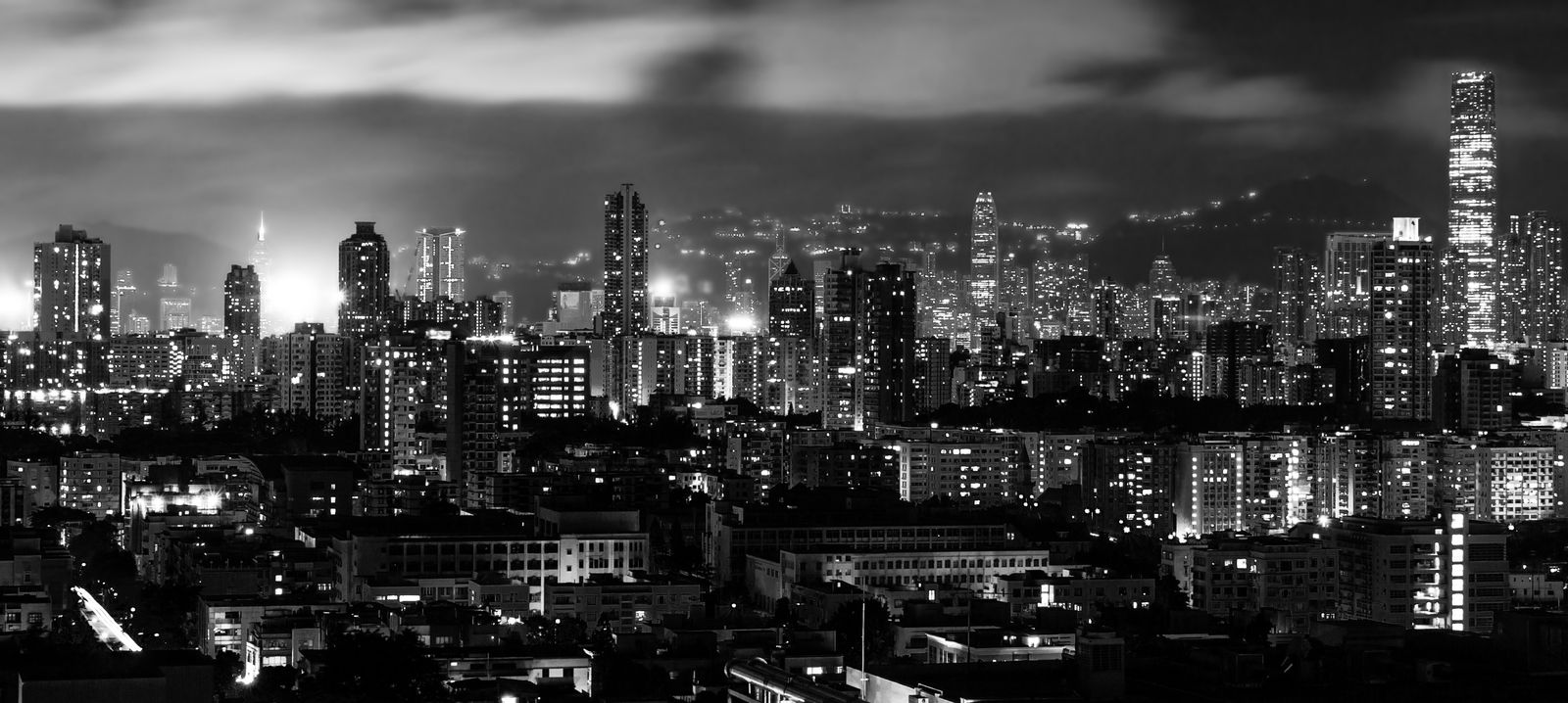Гонконг ночью, чёрно-белое фото