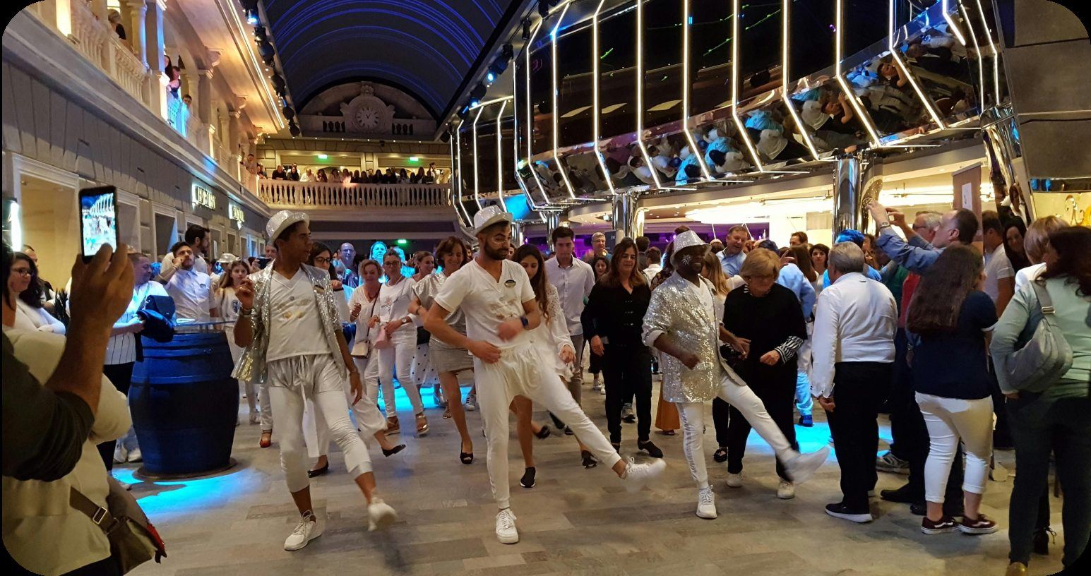 Интерьер атриума лайнера MSC с вечерней подсветкой
