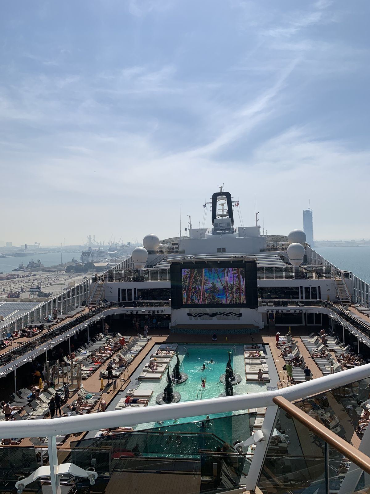 Бассейн на верхней палубе лайнера MSC
