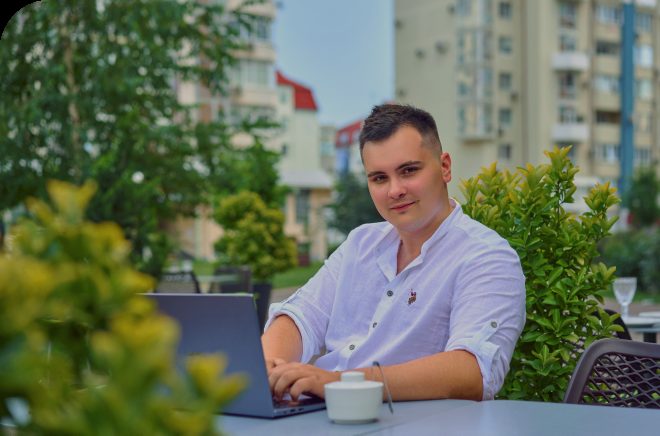 Никита работает за ноутбуком на улице