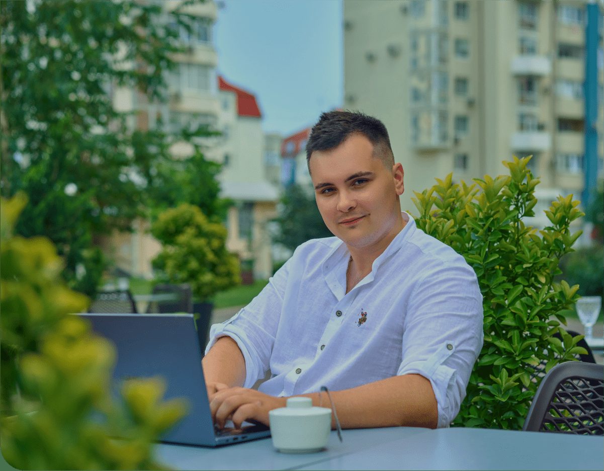 Никита Жиленко за ноутбуком, портрет